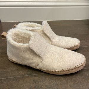 New TOMS Slippers Tan Faux Shearling | Size 9